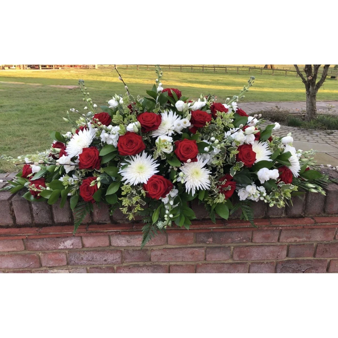La raquette blanc-rouge, par Les fleurs de Célony, fleuriste à Aix-en-Provence