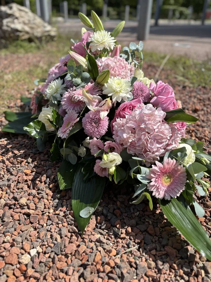 Raquette de deuil, par Le Comptoir des Fleurs, fleuriste à Castelculier