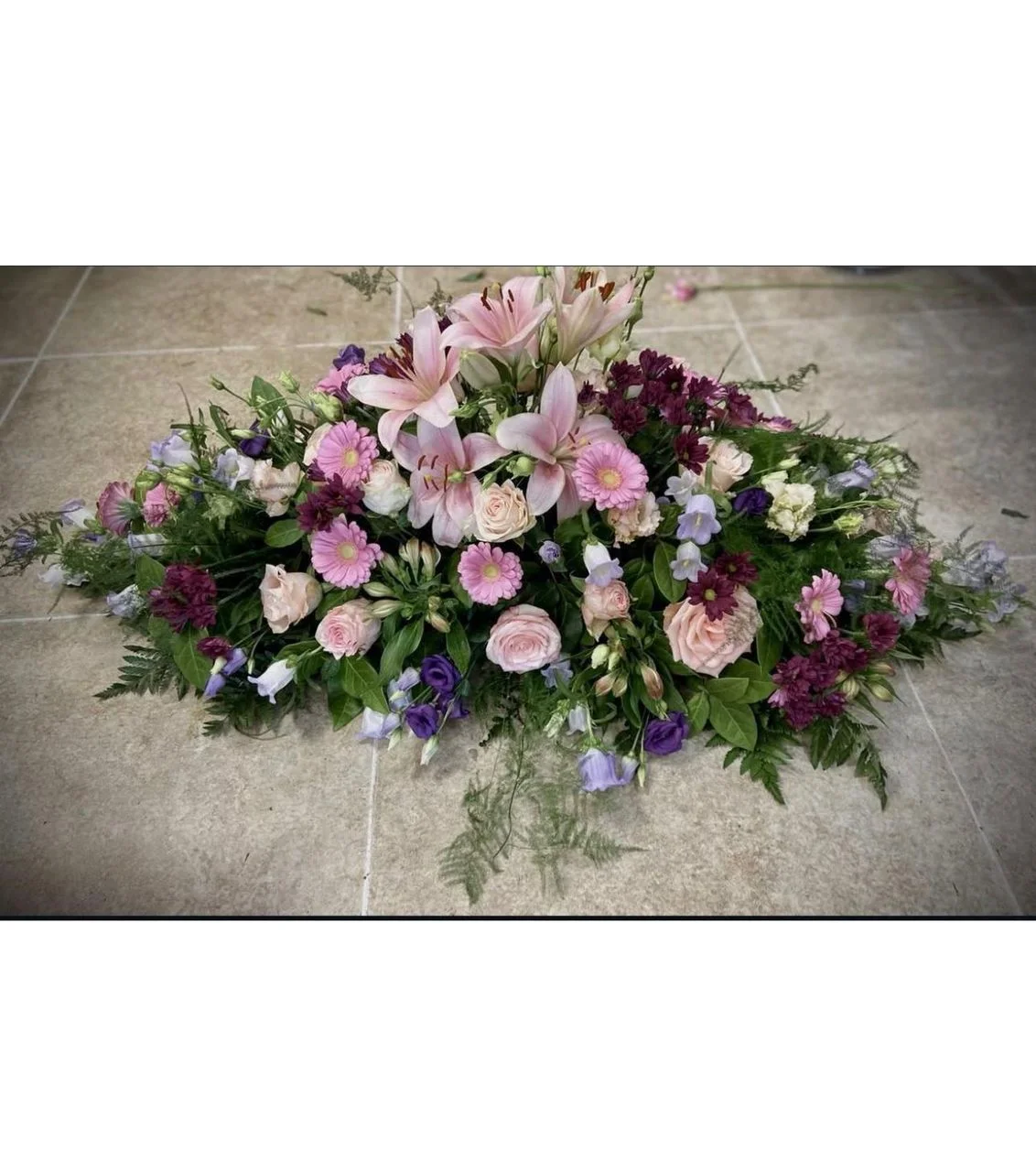 La raquette – deuil, par Les fleurs de Célony, fleuriste à Aix-en-Provence