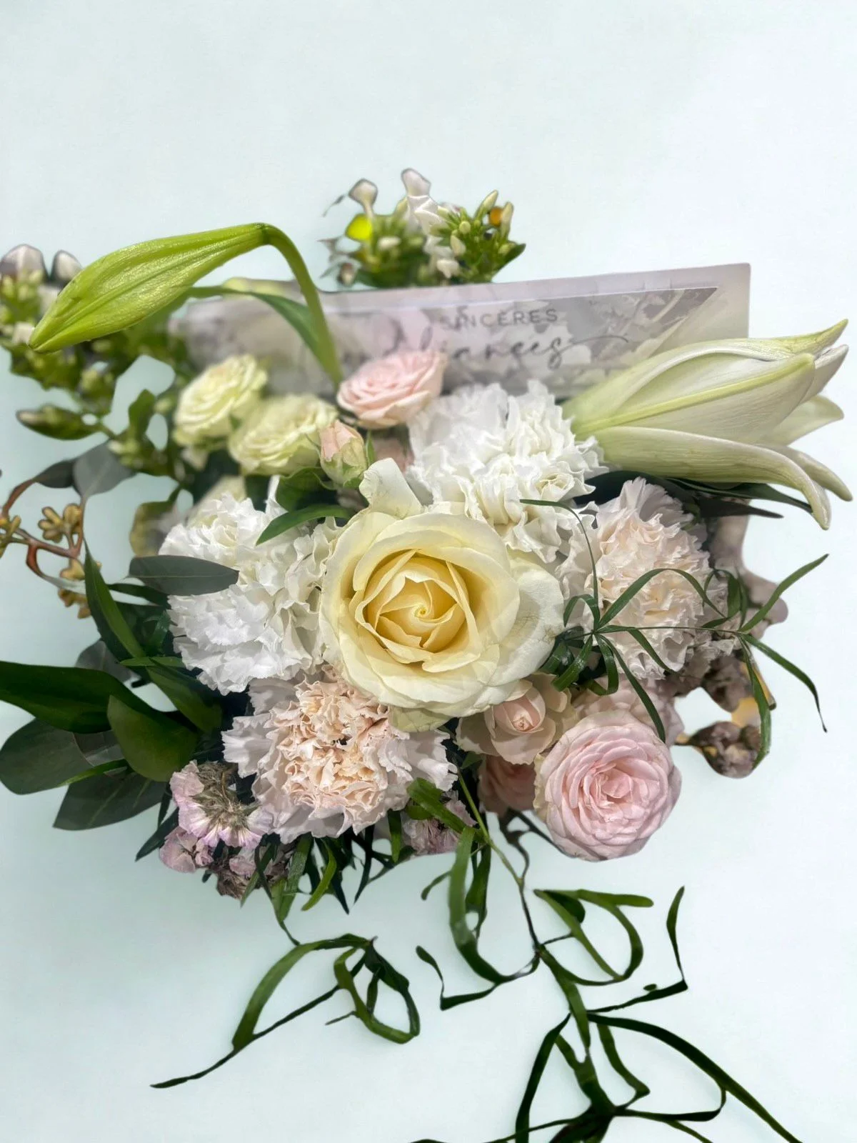 Bouquet pour un proche en deuil, par Sihana's Bloom&Wild, fleuriste à Schaerbeek