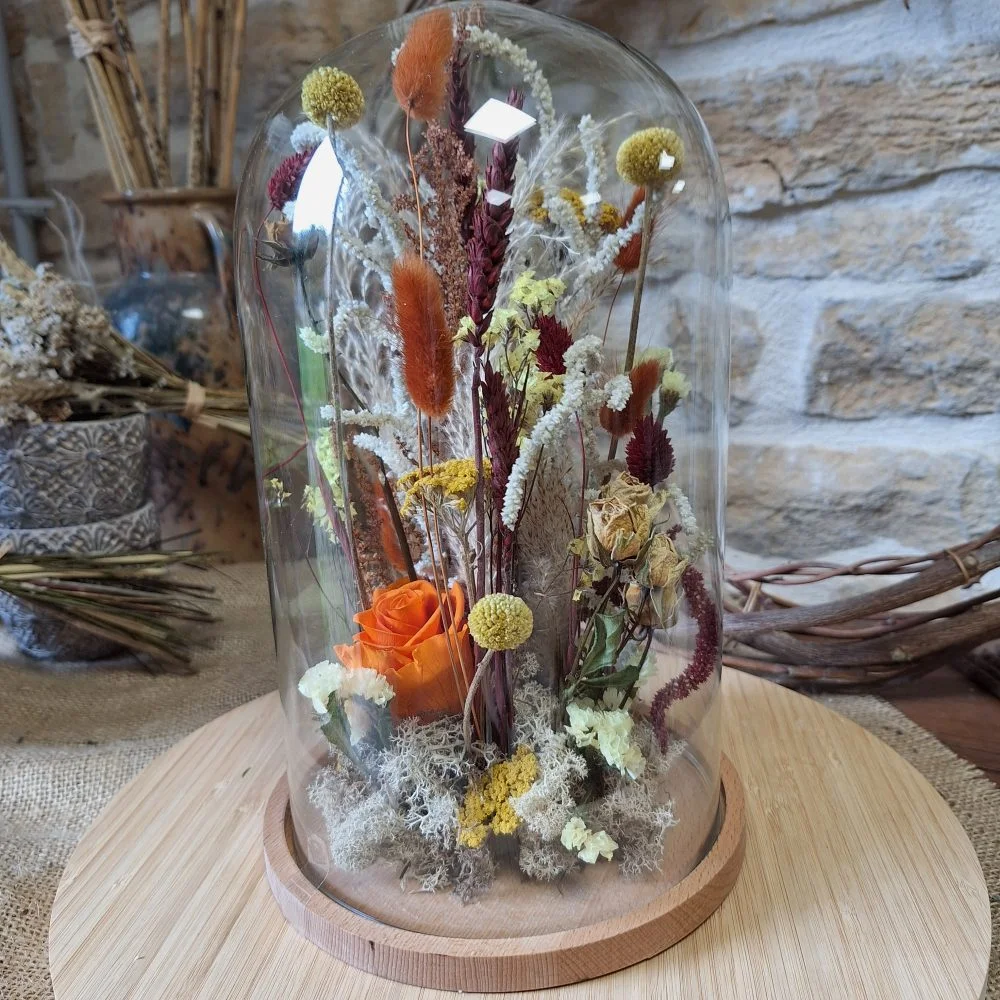 Cloche en fleurs séchées, par Atelier Pétales Sauvages, fleuriste à Agey