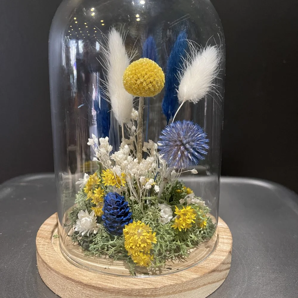 Cloche de fleurs séchées, par Marguerite et compagnie, fleuriste à Cusset