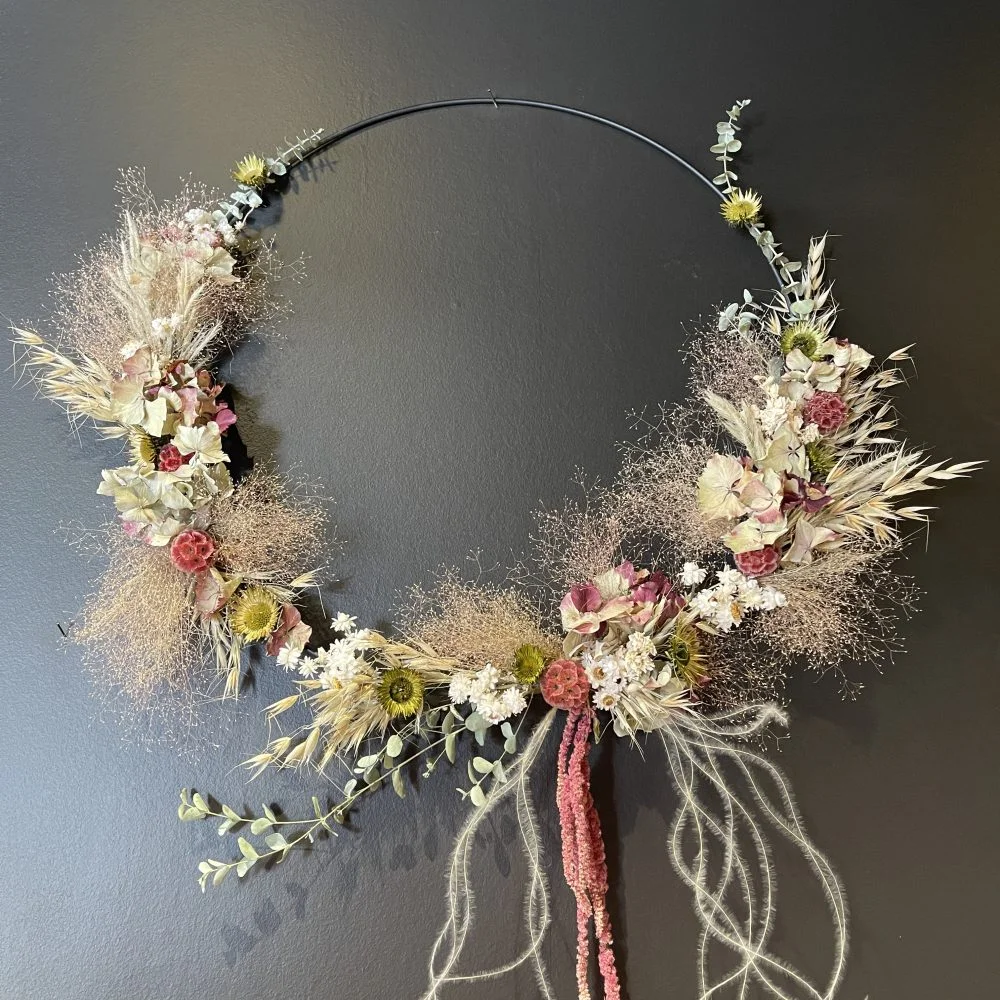 Couronne de fleurs séchées, par Marguerite et compagnie, fleuriste à Cusset