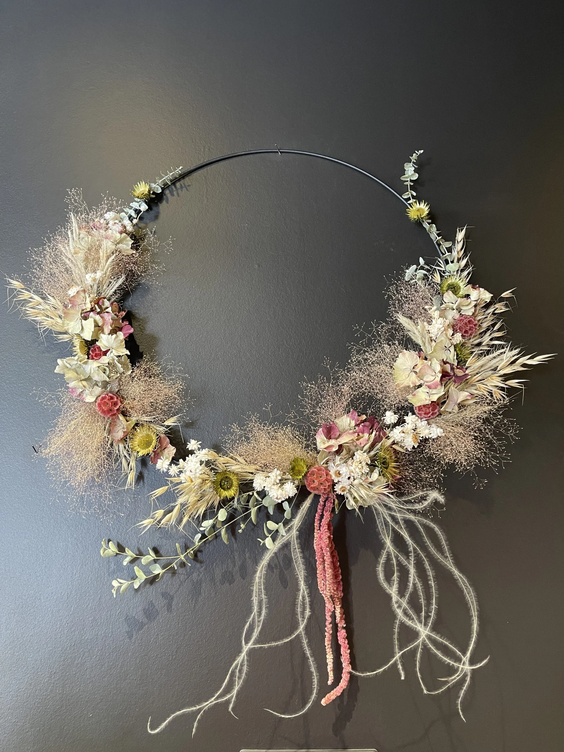 Couronne de fleurs séchées, par Marguerite et compagnie, fleuriste à Cusset