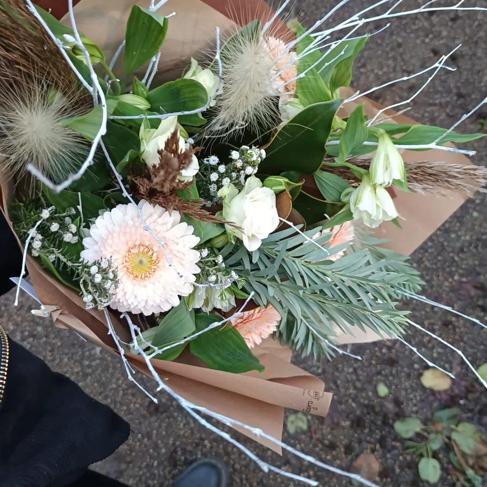 Petit bouquet surprise couleurs mixtes spécial fête, par Atelier Cotylédon, fleuriste à Quimper
