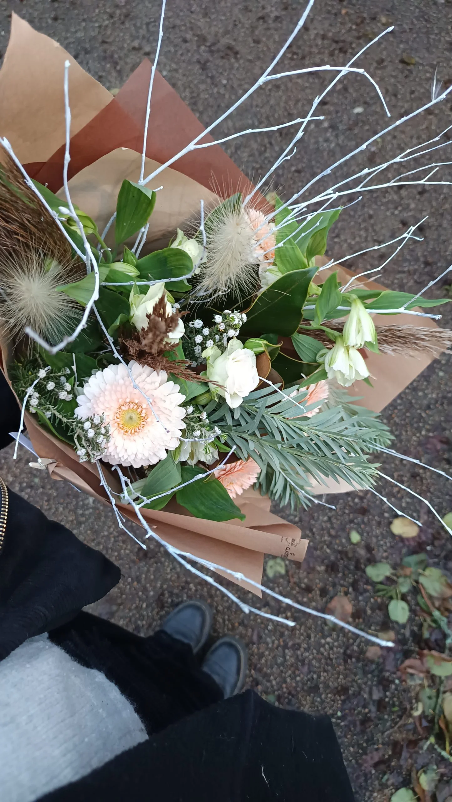 Petit bouquet surprise couleurs mixtes spécial fête, par Atelier Cotylédon, fleuriste à Quimper