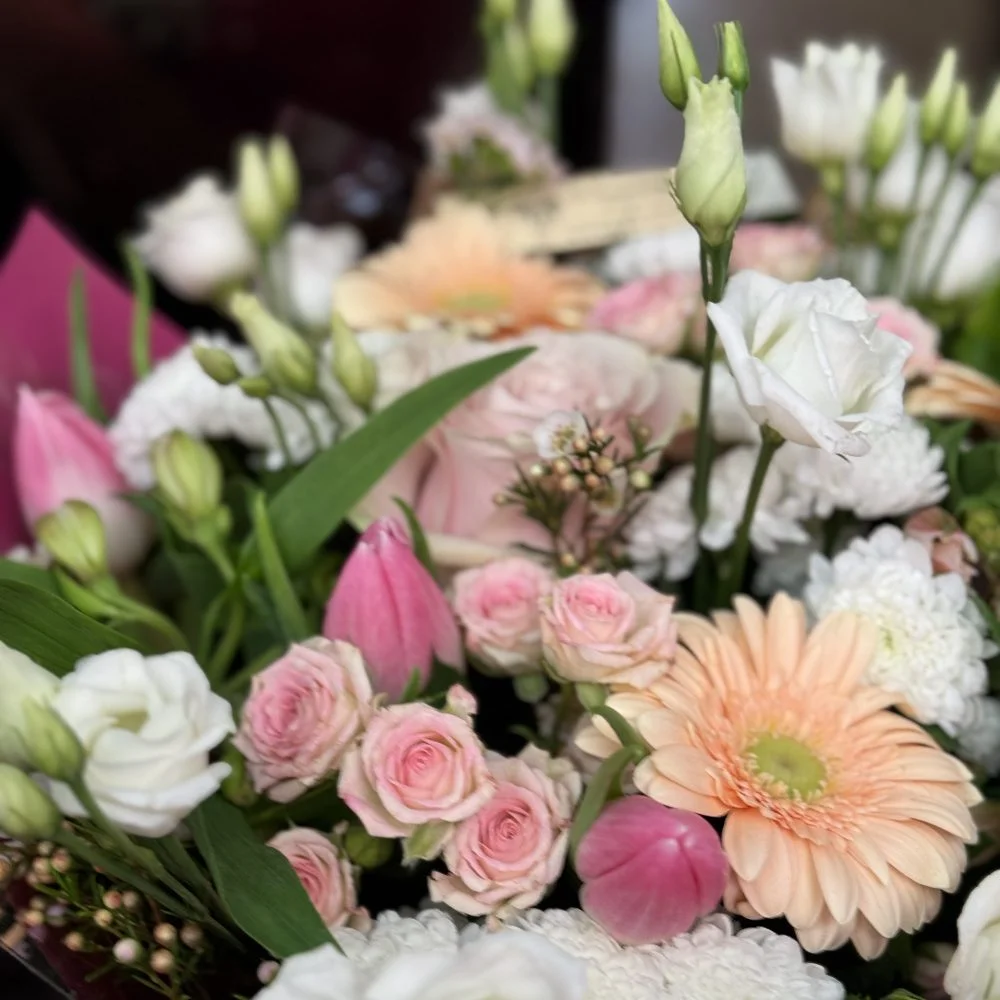Harmonie Délicate – un souffle de tendresse et de lumière, par Au Bouquet de la Reine, fleuriste à Boulogne-Billancourt