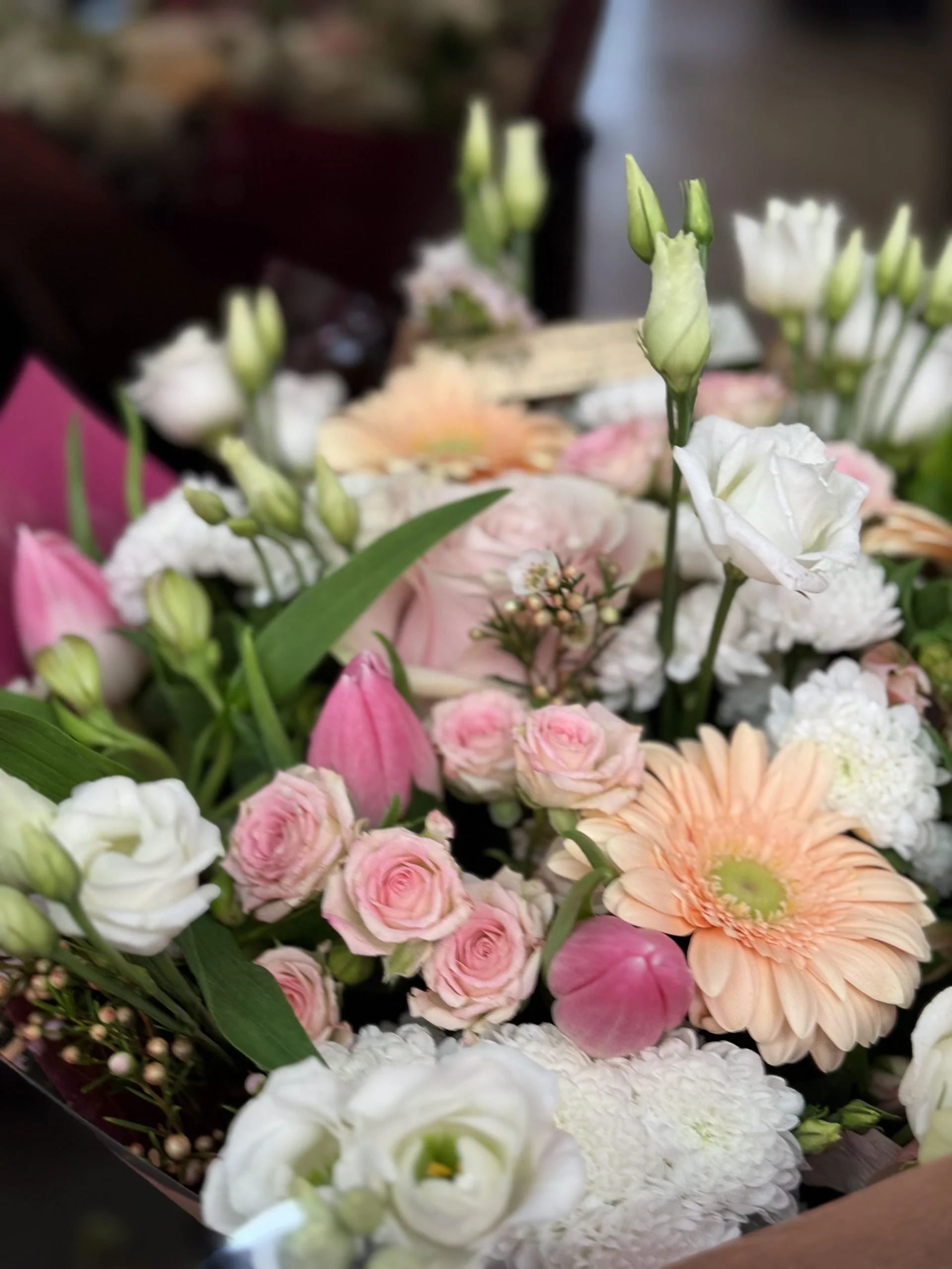 Harmonie Délicate – un souffle de tendresse et de lumière, par Au Bouquet de la Reine, fleuriste à Boulogne-Billancourt