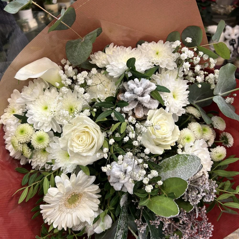 Neige d’Hiver – douceur et élégance de fête, par Au Bouquet de la Reine, fleuriste à Boulogne-Billancourt