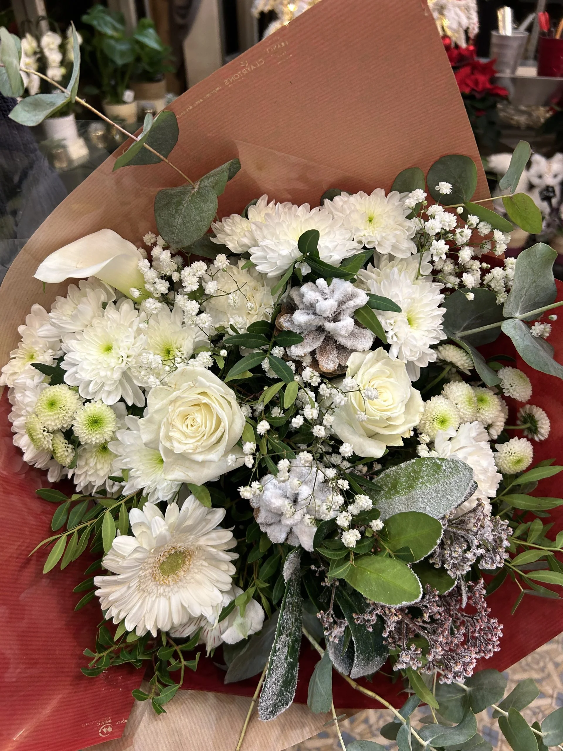 Neige d’Hiver – douceur et élégance de fête, par Au Bouquet de la Reine, fleuriste à Boulogne-Billancourt