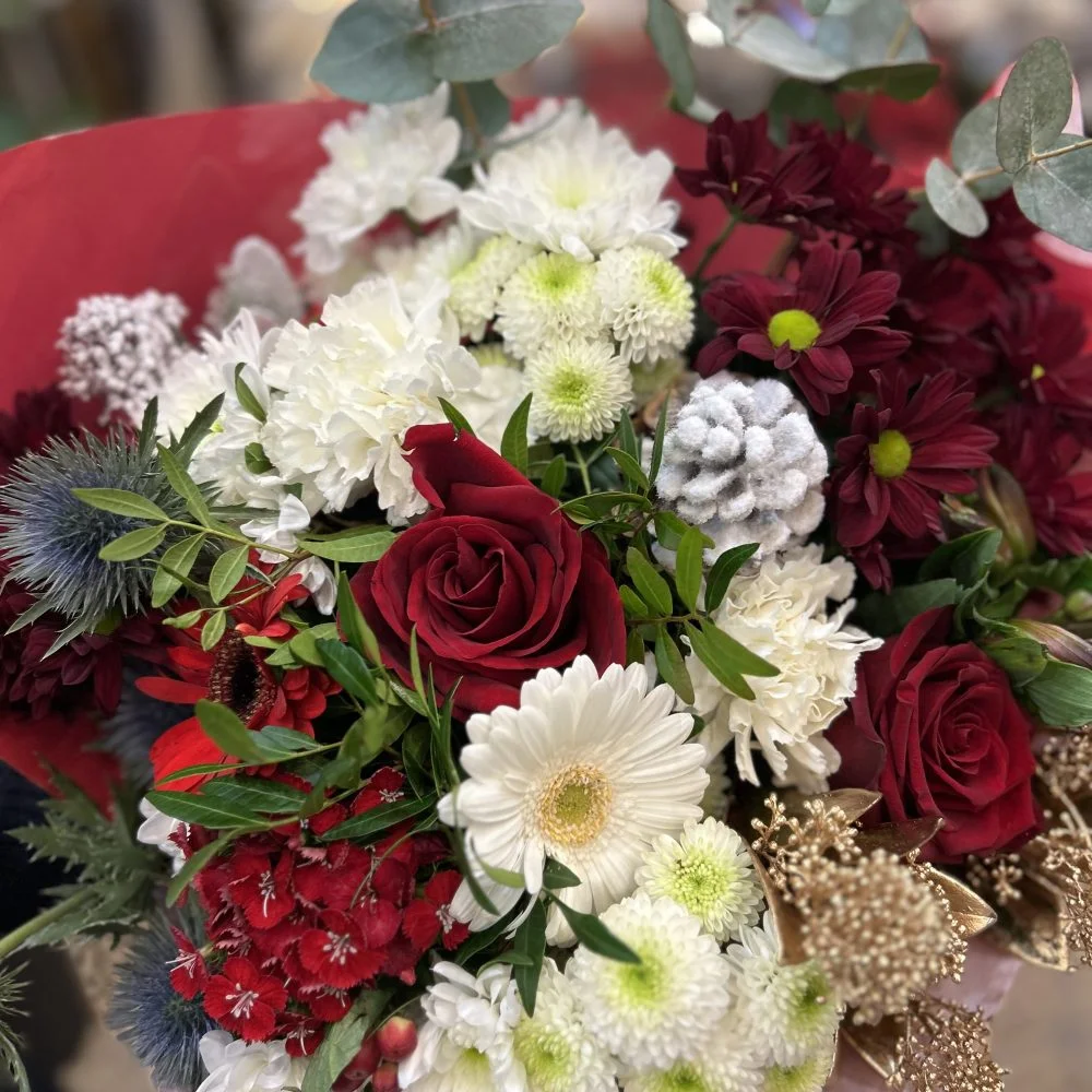 Flamme d’Hiver – intensité et lumière festive, par Au Bouquet de la Reine, fleuriste à Boulogne-Billancourt