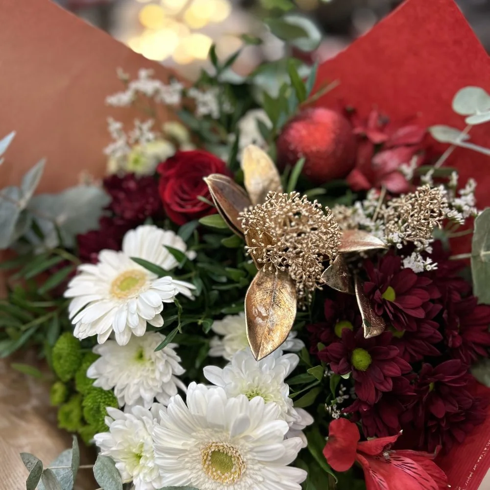 Velours d’Hiver – élégance festive aux tons profonds, par Au Bouquet de la Reine, fleuriste à Boulogne-Billancourt
