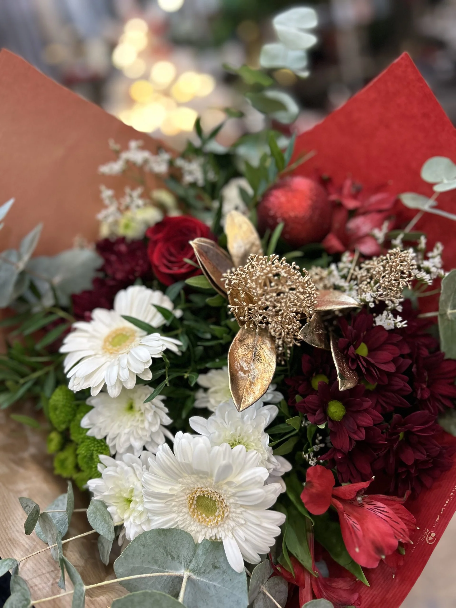 Velours d’Hiver – élégance festive aux tons profonds, par Au Bouquet de la Reine, fleuriste à Boulogne-Billancourt