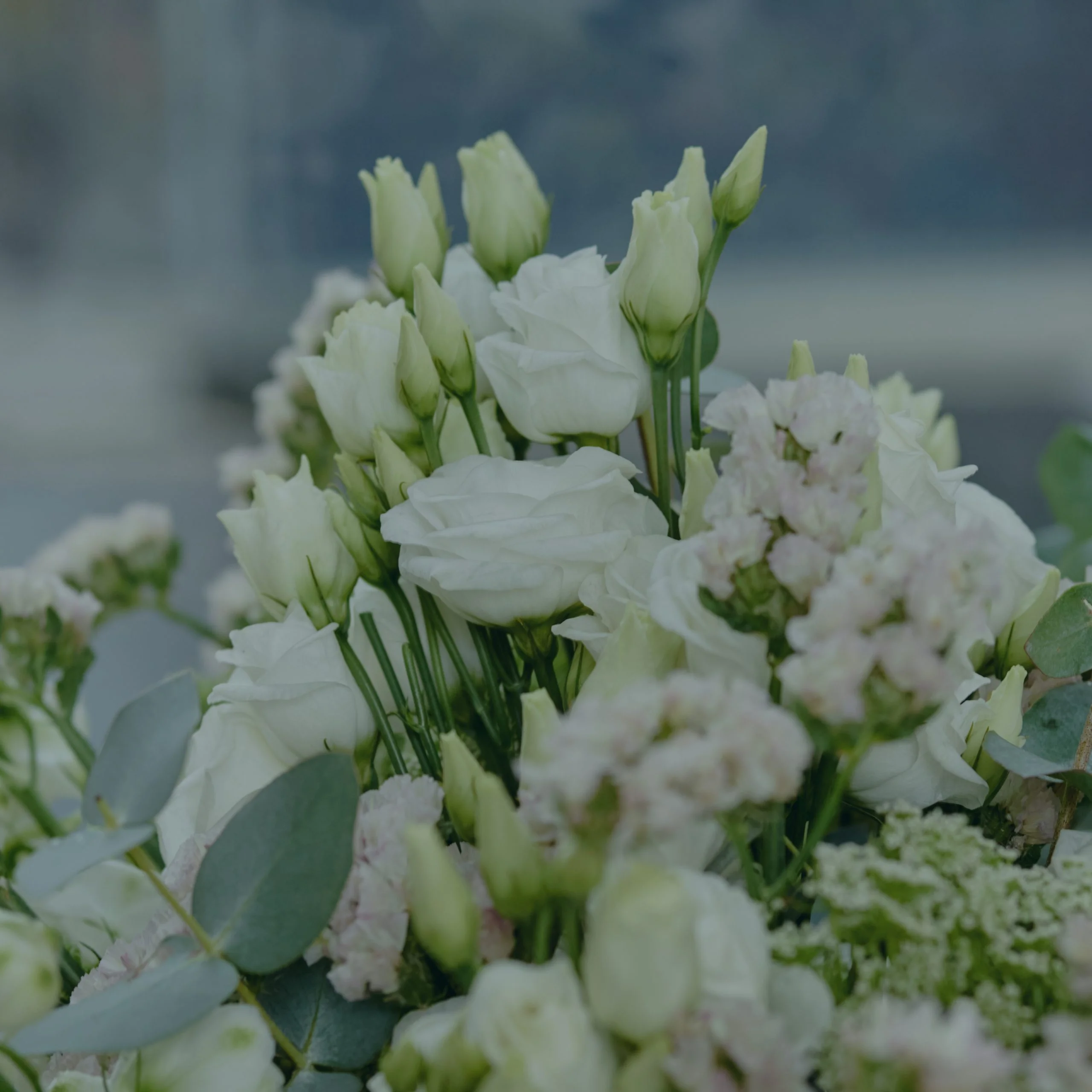 Les plus belles fleurs de Baptême et de Communion livrées par votre artisan fleuriste
