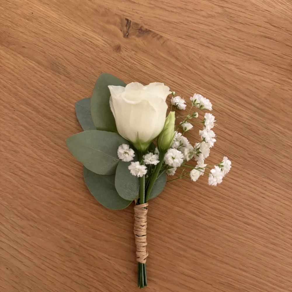 Pure Élégance – boutonnière florale délicate, par Au Bouquet de la Reine, fleuriste à Boulogne-Billancourt