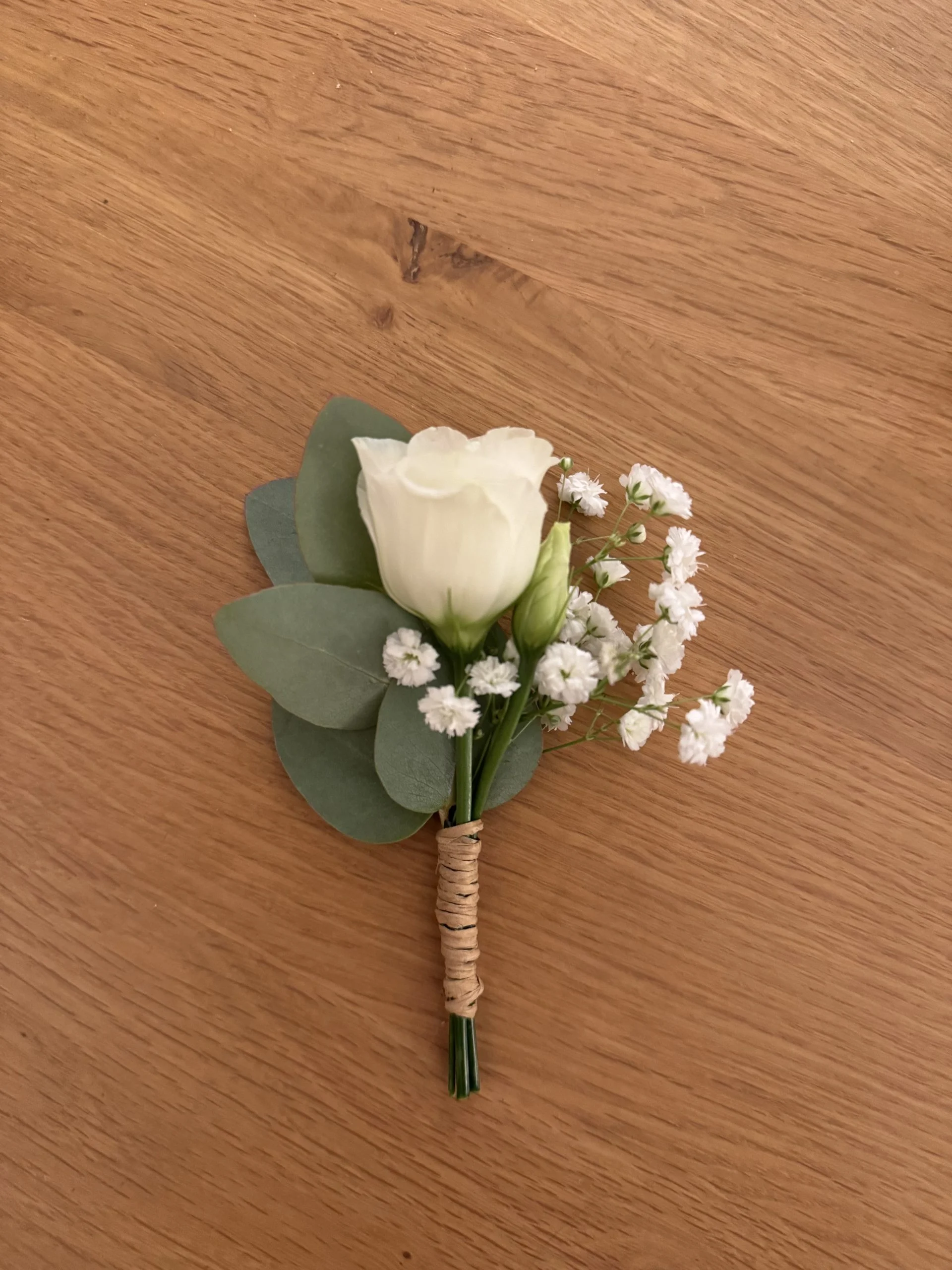 Pure Élégance – boutonnière florale délicate, par Au Bouquet de la Reine, fleuriste à Boulogne-Billancourt