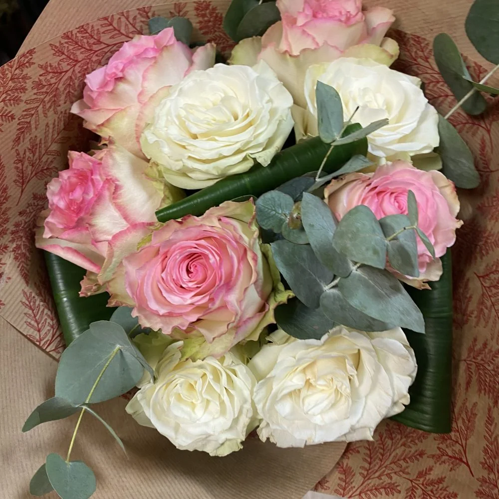 Bouquet de roses blanches et roses saint Valentin, par Histoire de Fleurs Rougemont, fleuriste à Rougemont