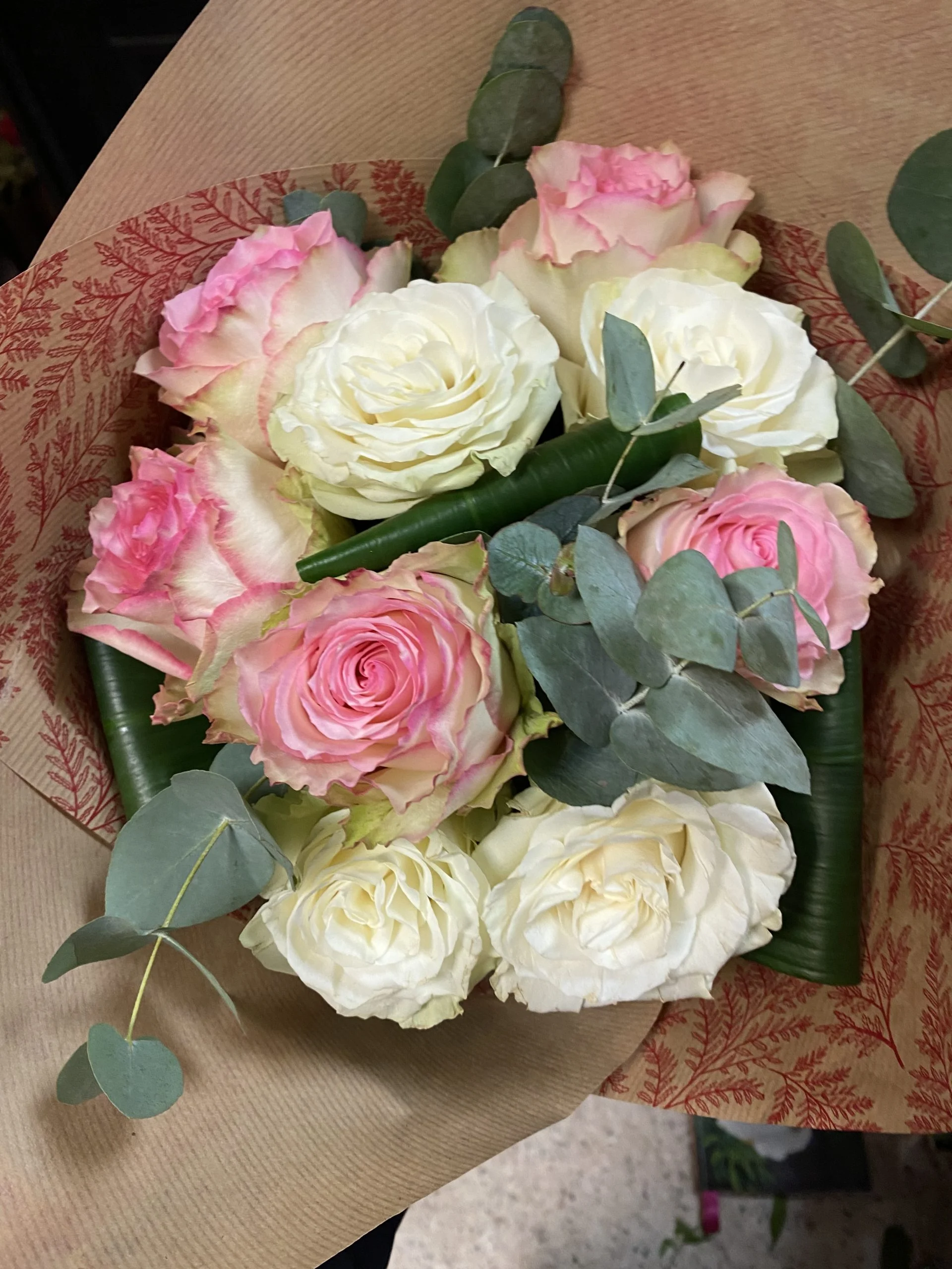 Bouquet de roses blanches et roses saint Valentin, par Histoire de Fleurs Rougemont, fleuriste à Rougemont