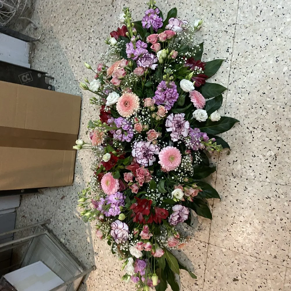 Gerbe deuil allongée, par Histoire de Fleurs Rougemont, fleuriste à Rougemont