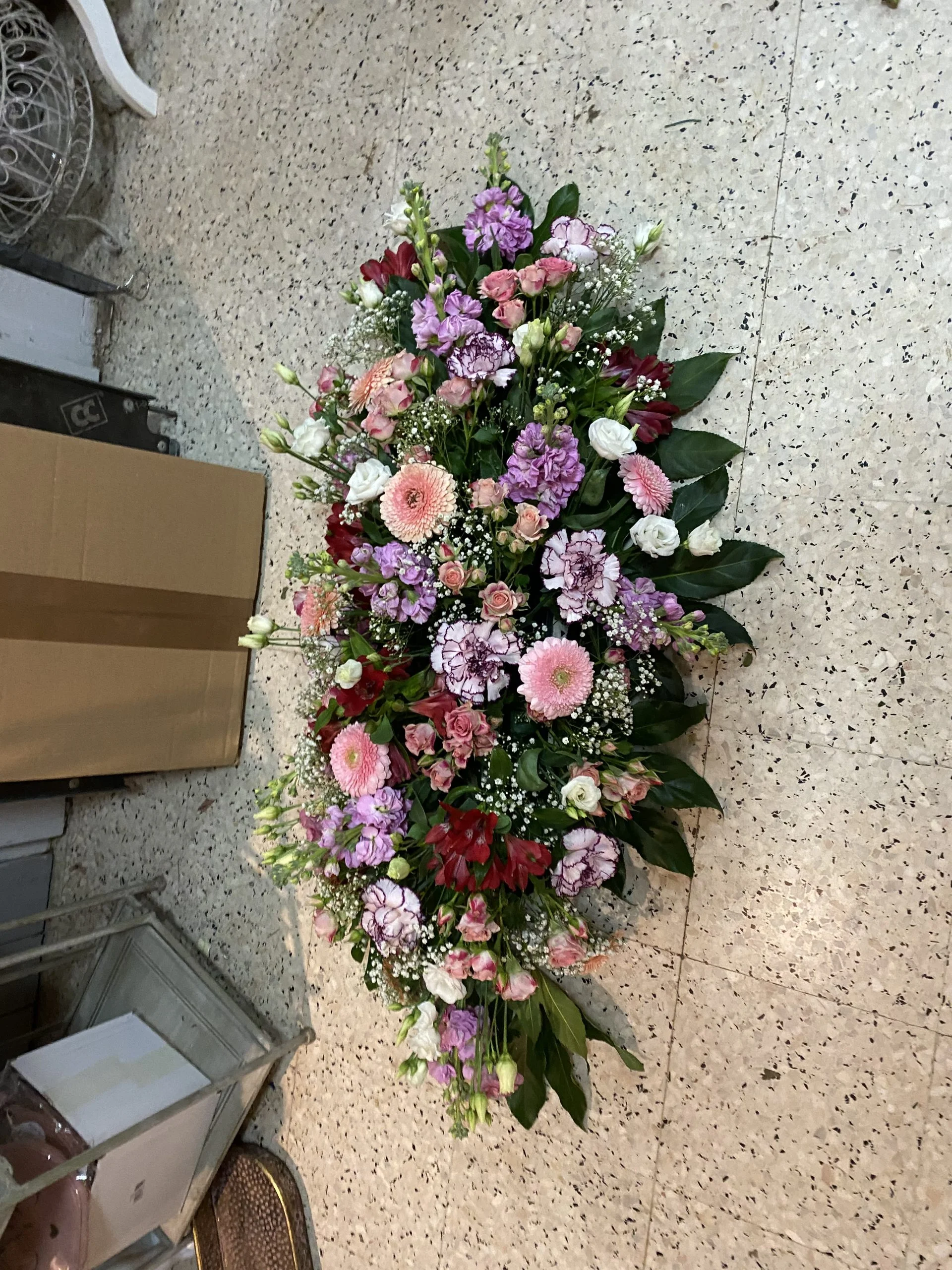 Gerbe deuil allongée, par Histoire de Fleurs Rougemont, fleuriste à Rougemont
