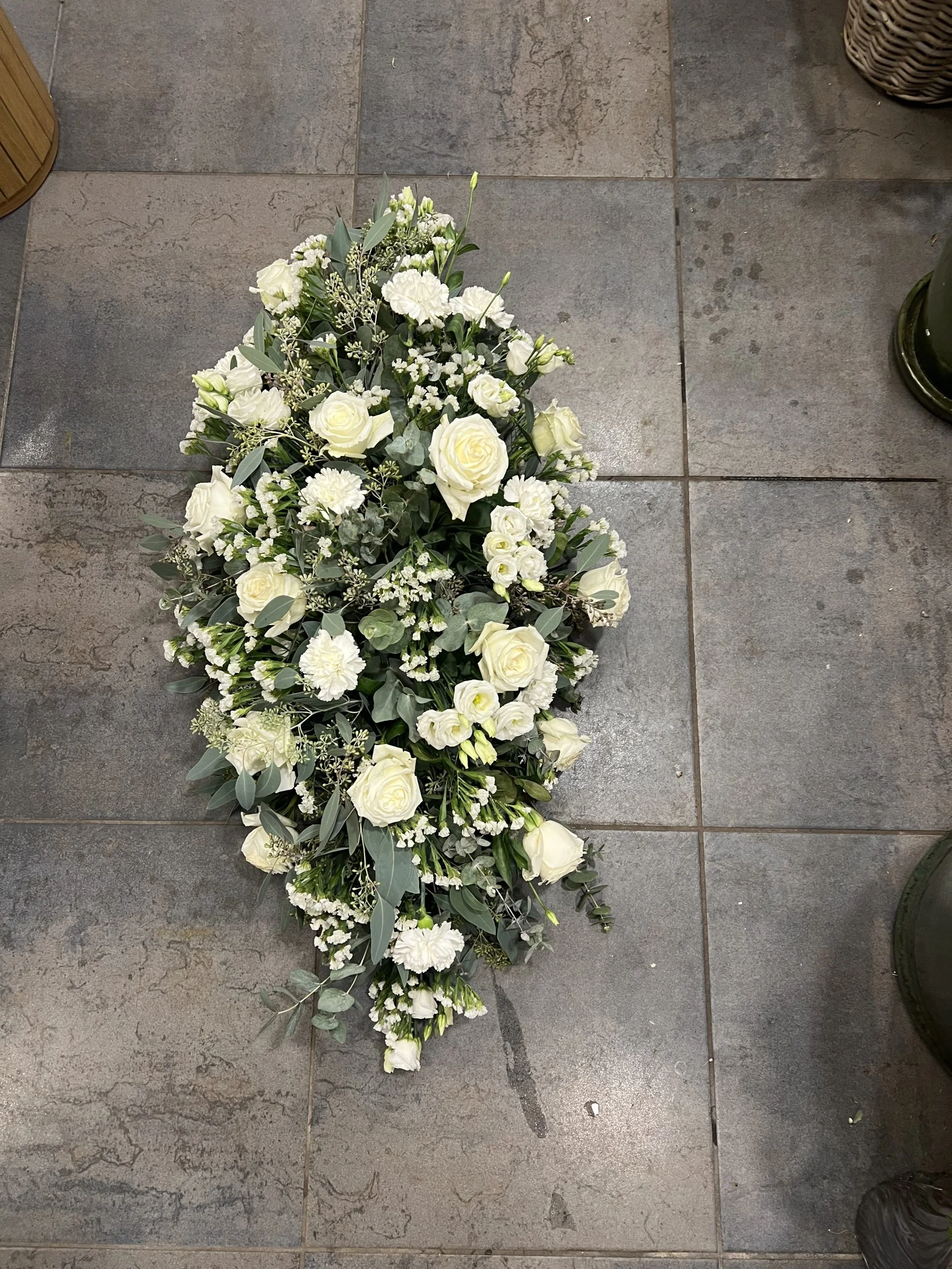 Gerbe de Deuil, par Fleurs d’élégance, fleuriste à Caen