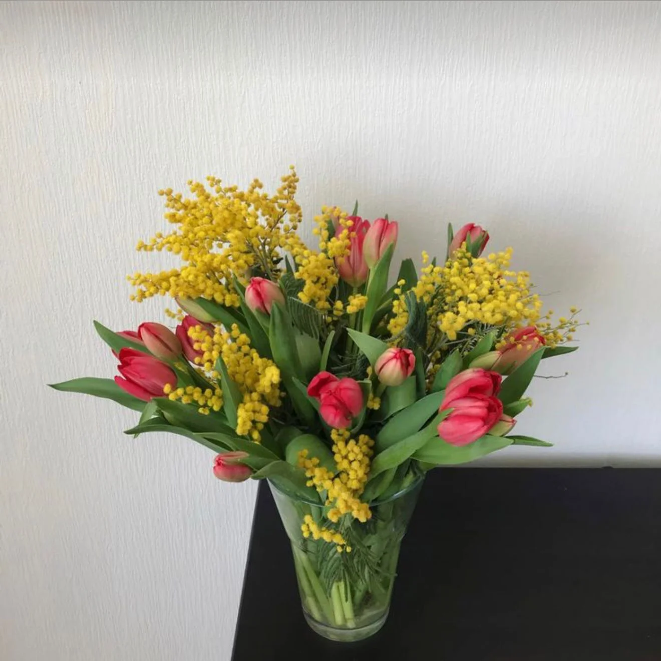 Bouquet de Mimosa et tulips – couleurs selon dosponibilité, par Les fleurs de Célony, fleuriste à Aix-en-Provence