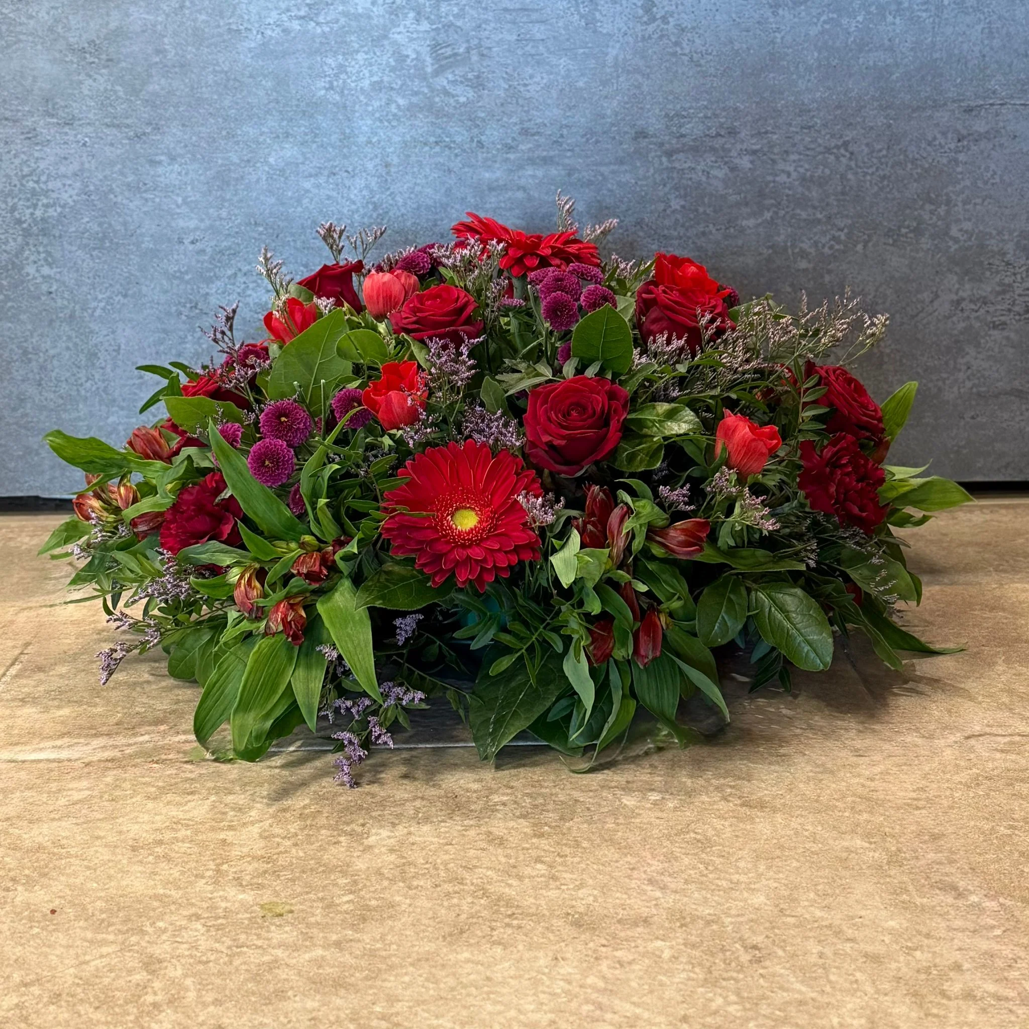 L&rsquo;assemblage floral rouge, par Les fleurs de Célony, fleuriste à Aix-en-Provence