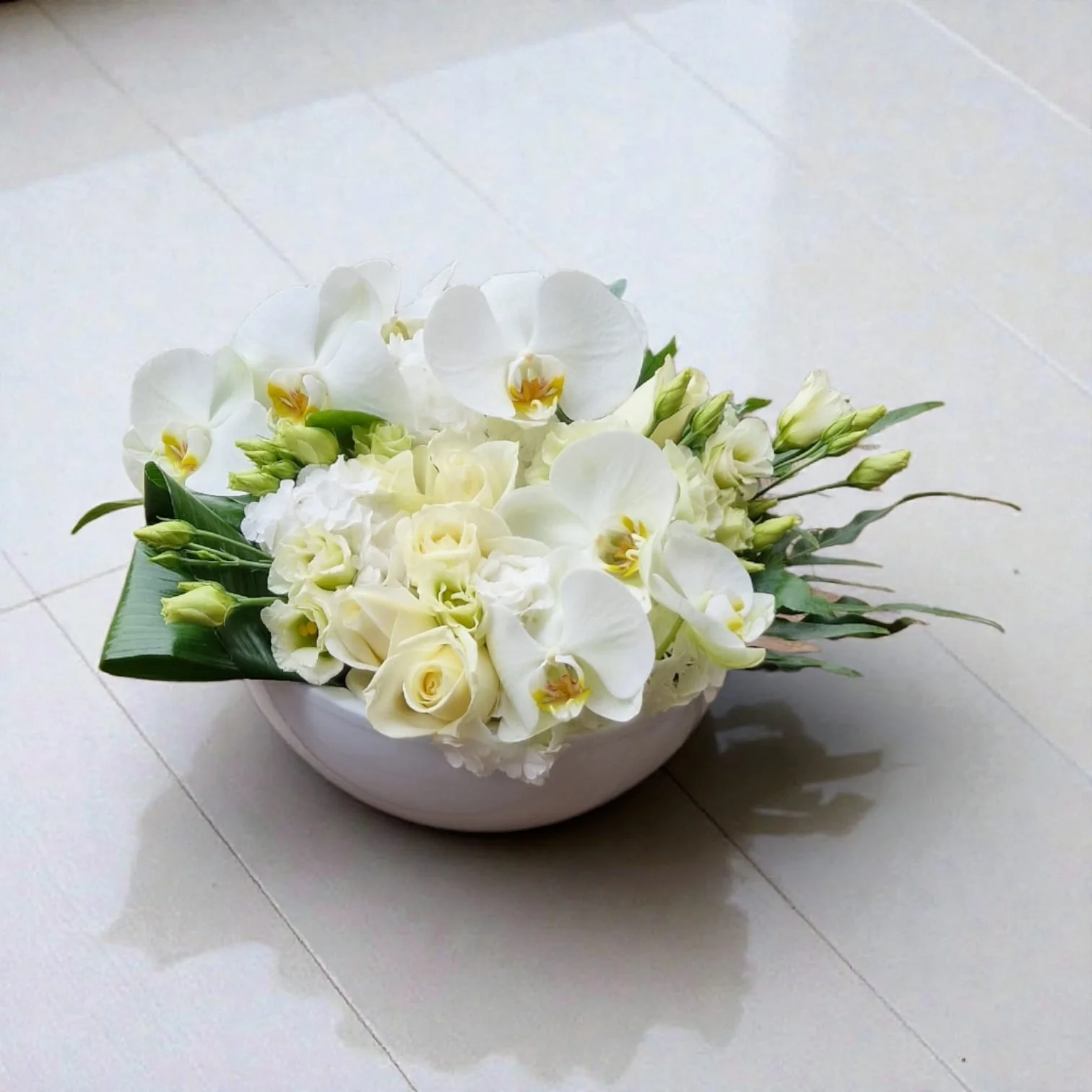 White Elegance Orchid Bowl, par Les fleurs de Mila, fleuriste à Londerzeel