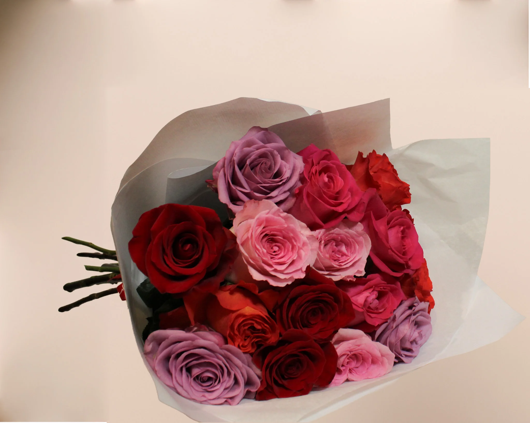 Bouquet de 15 Roses aux Couleurs Chaleureuses, par Les Fleurs de Lutece, fleuriste à Paris