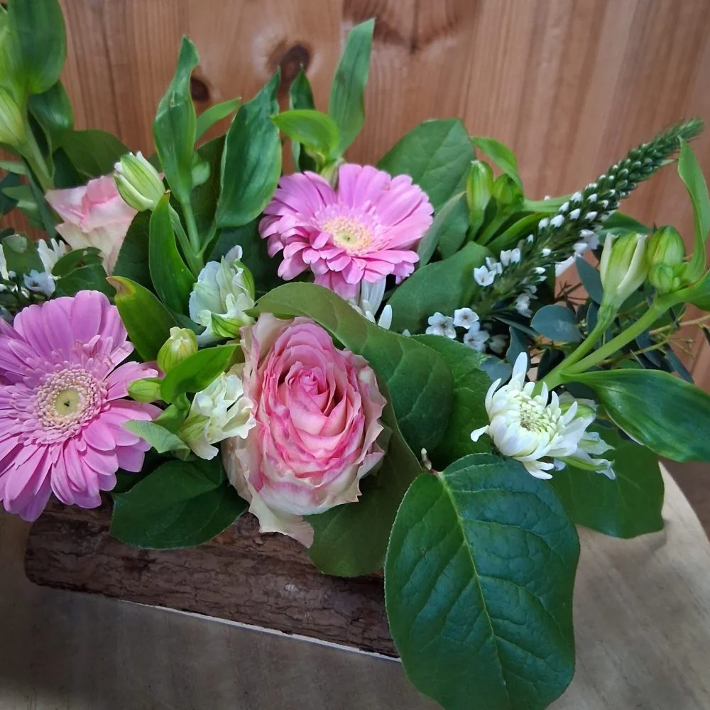 Composition piquée, par Bonheur des fleurs, fleuriste à La Montagne