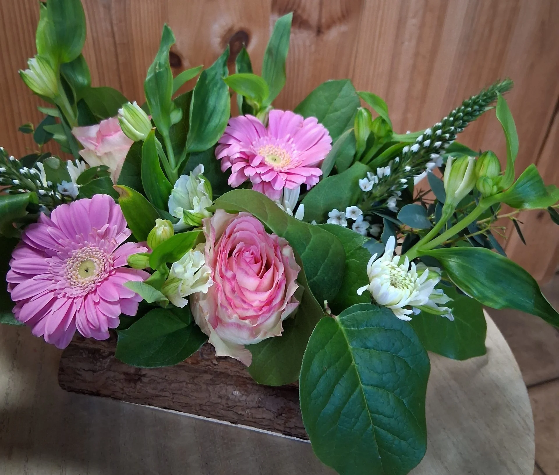 Composition piquée, par Bonheur des fleurs, fleuriste à La Montagne