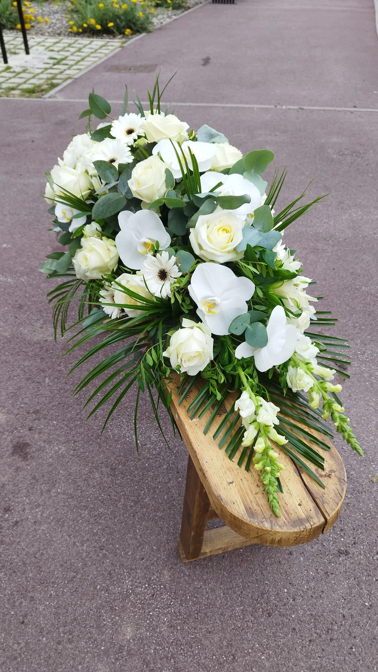 Gerbe de Deuil, par Végétalys, fleuriste à Maromme