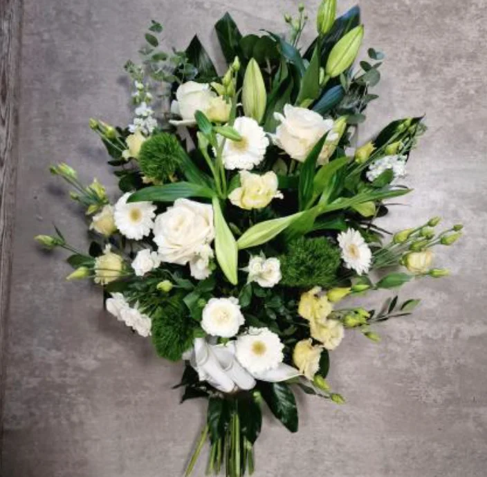 gerbe deuil, par Le Jardin d'Ivy - Création Botanique, fleuriste à Marseille