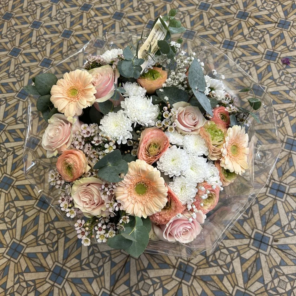 Éclat Pastel – la douceur qui illumine chaque instant, par Au Bouquet de la Reine, fleuriste à Boulogne-Billancourt