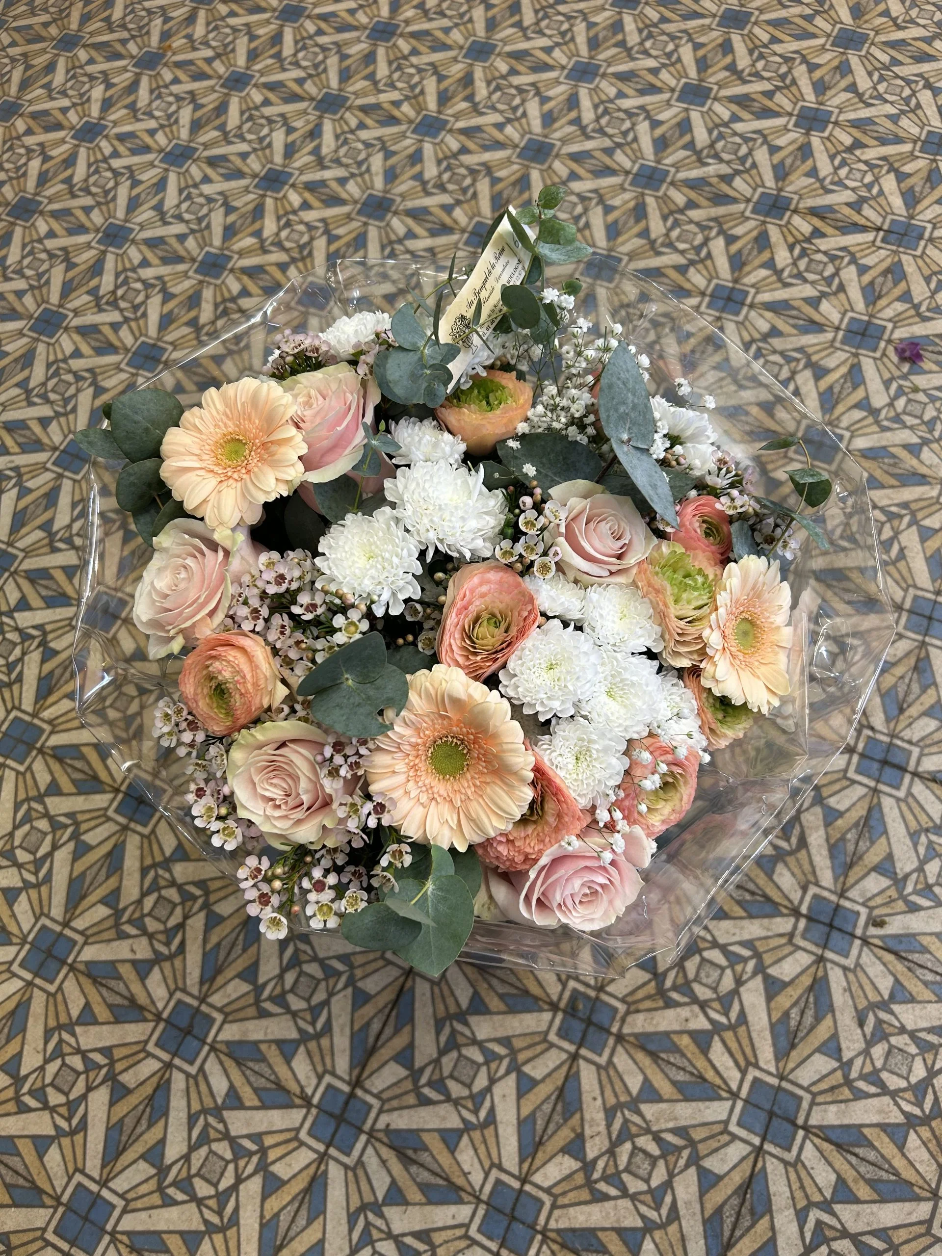 Éclat Pastel – la douceur qui illumine chaque instant, par Au Bouquet de la Reine, fleuriste à Boulogne-Billancourt