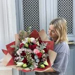 Bouquet Saint-Valentin (roses rouges & fleurs de saison), par La Rose d'Or, fleuriste à Ollioules