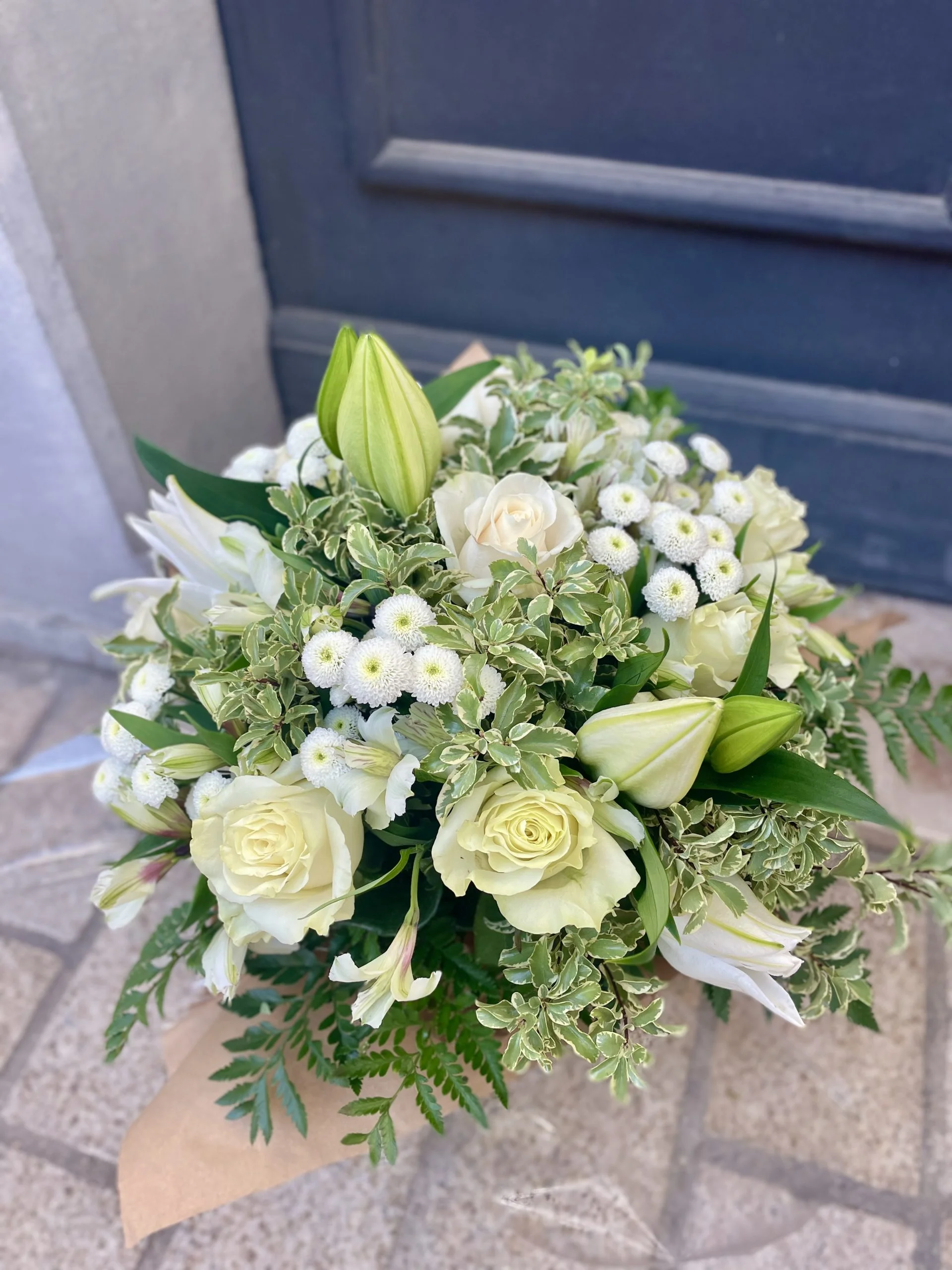 Bouquet Blanc Surprise, par La Rose d'Or, fleuriste à Ollioules