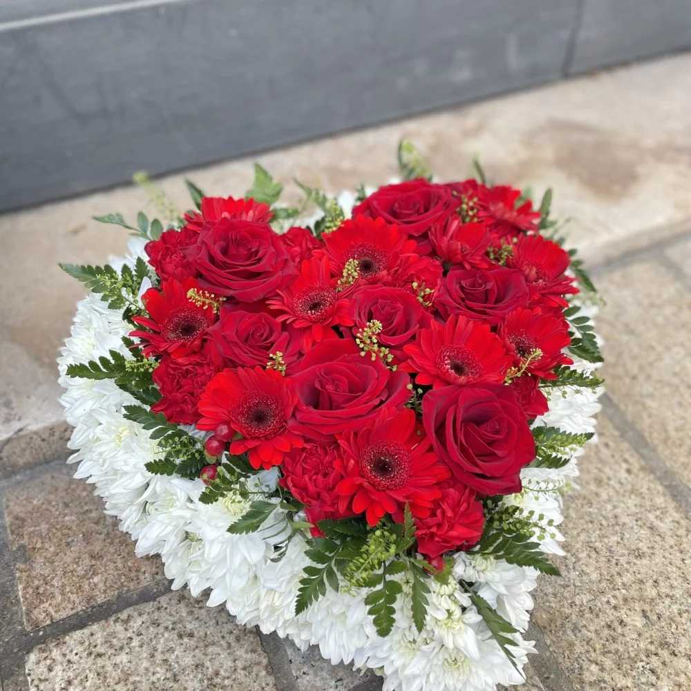 Cœur piqué pour décès, par La Rose d'Or, fleuriste à Ollioules