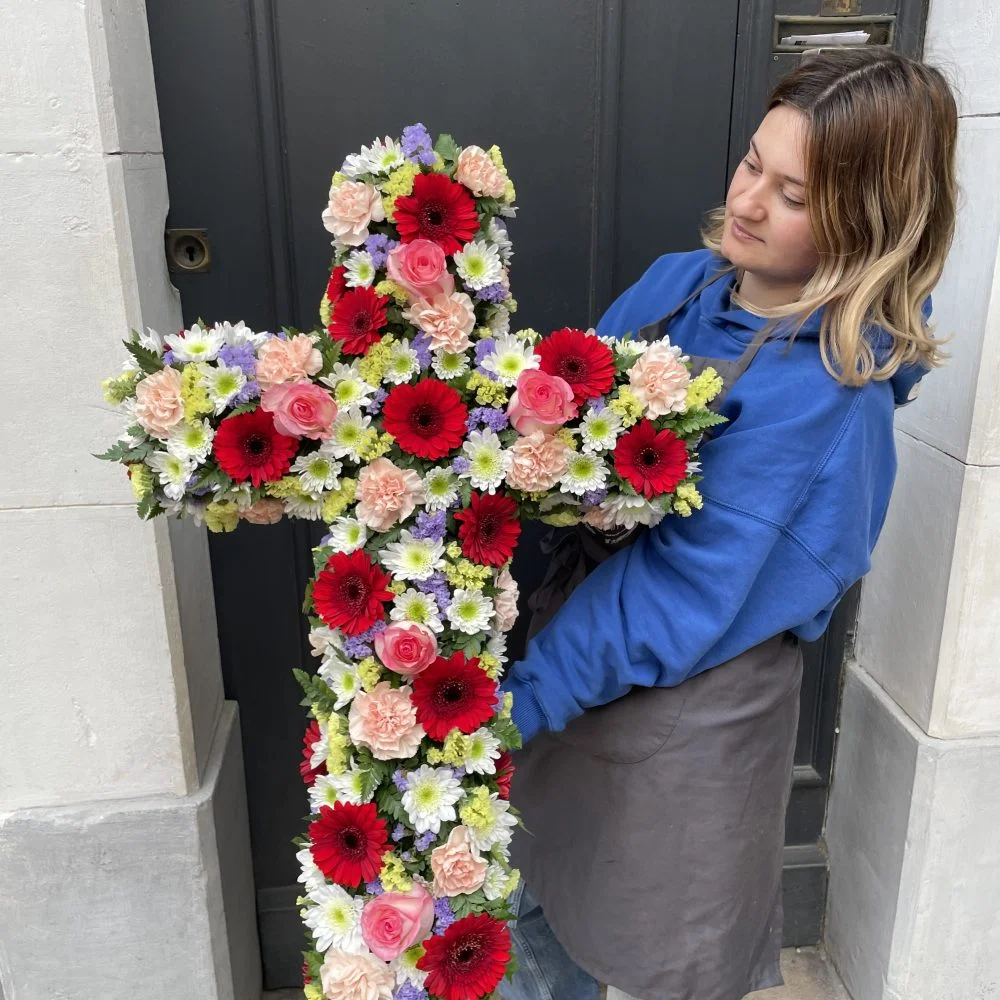 Gerbe en forme de croix, par La Rose d'Or, fleuriste à Ollioules