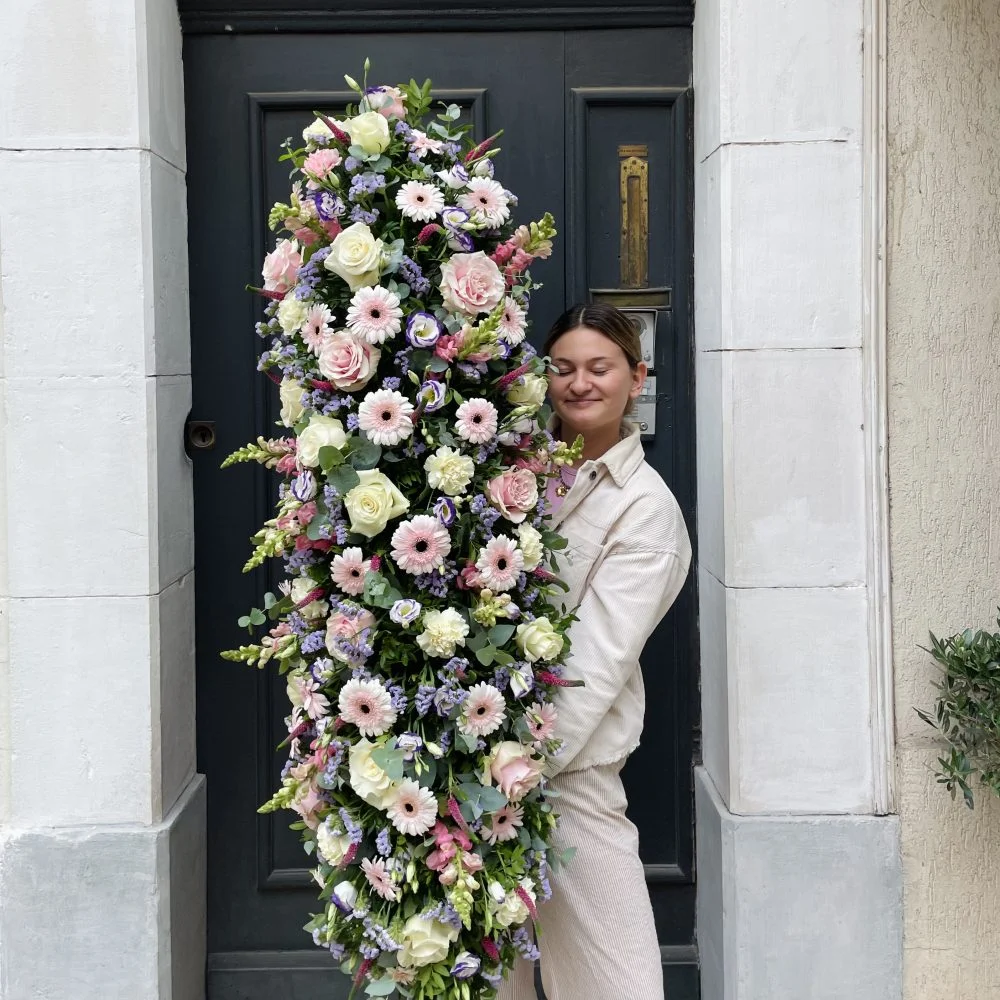 Raquette fleurie pour hommage, par La Rose d'Or, fleuriste à Ollioules