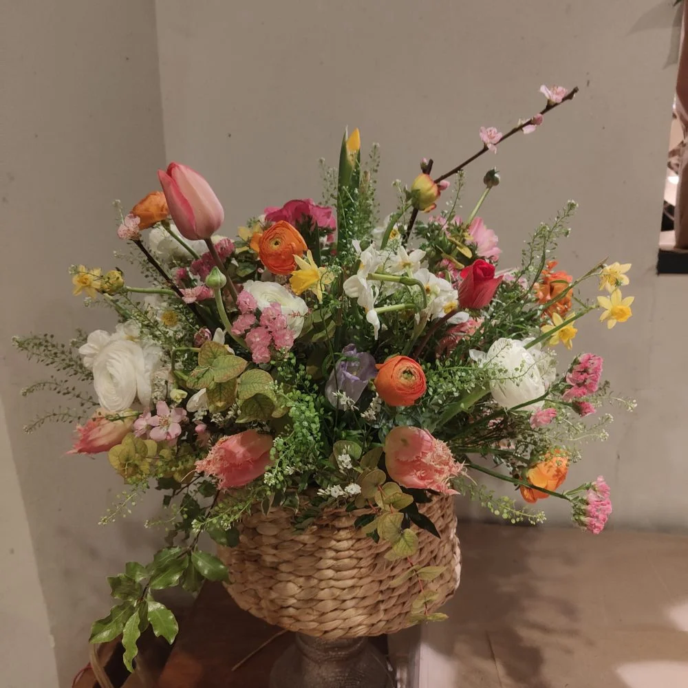 Panier fleuri d'obsèques, par La Belle Saison, fleuriste à Toulouse