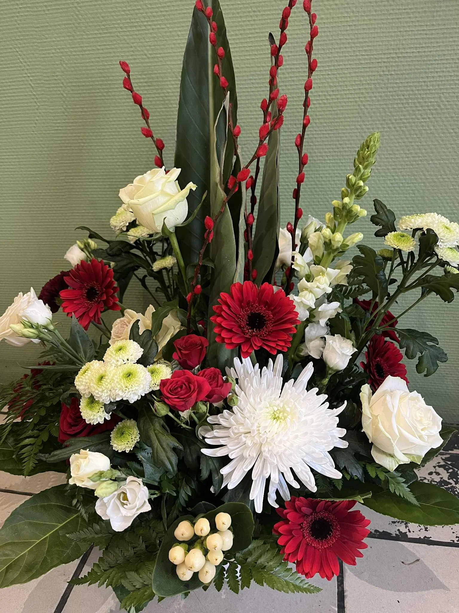 Gerbe de Deuil dans panier, par Bloemen By Célia, fleuriste à Hazebrouck