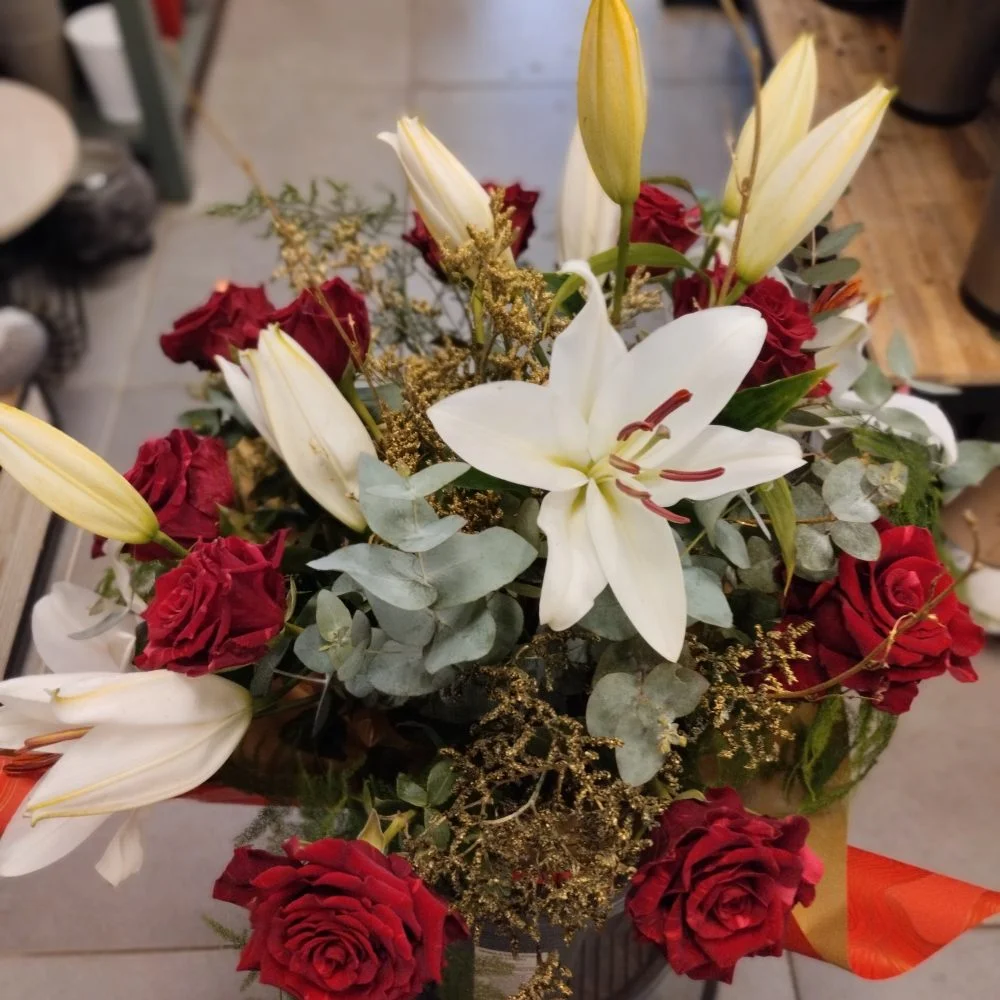 Harmonie de Lys et Roses., par Le Lysianthus, fleuriste à Jugon-les-Lacs