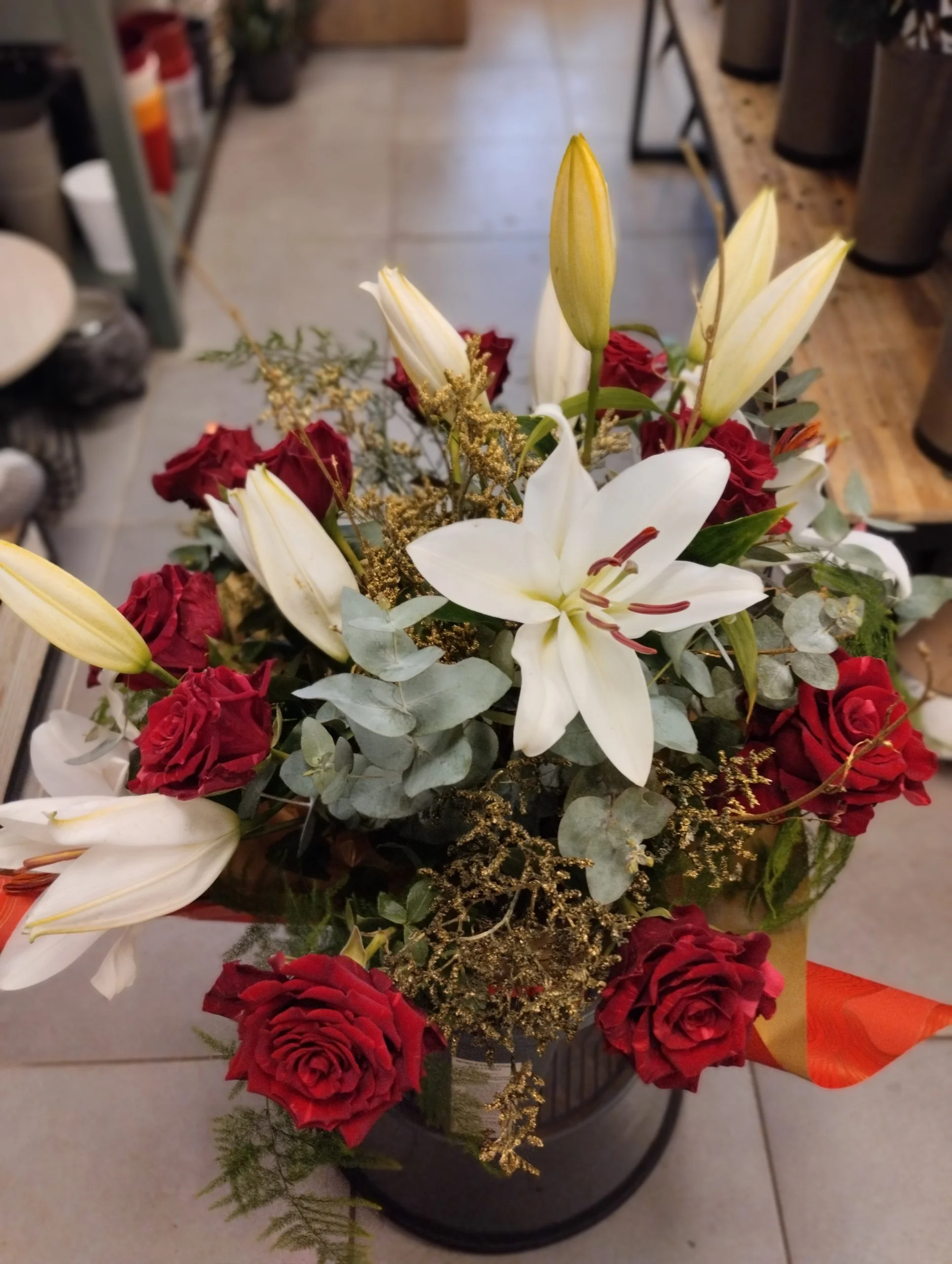 Harmonie de Lys et Roses., par Le Lysianthus, fleuriste à Jugon-les-Lacs