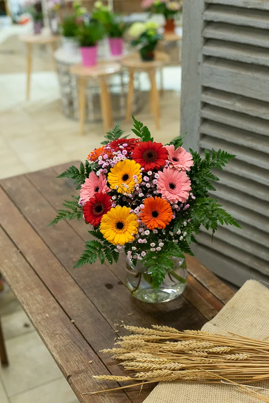 Bouquet de Gerberas avec gypsophile, par Peyre Espace Floral, fleuriste à Draguignan