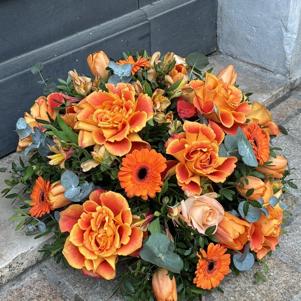 Gerbe ronde avec roses (tons orange), par La Rose d'Or, fleuriste à Ollioules