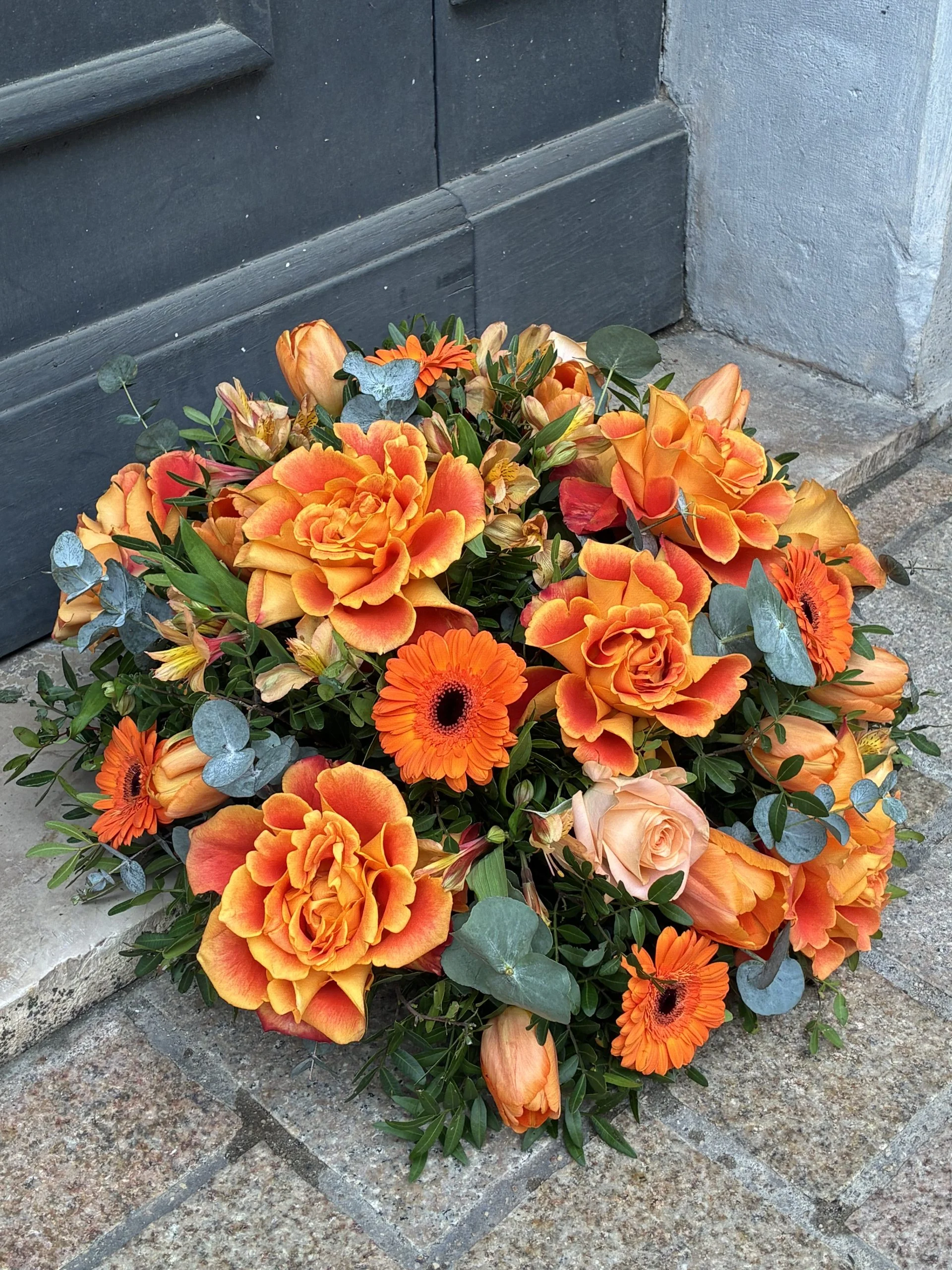 Gerbe ronde avec roses (tons orange), par La Rose d'Or, fleuriste à Ollioules