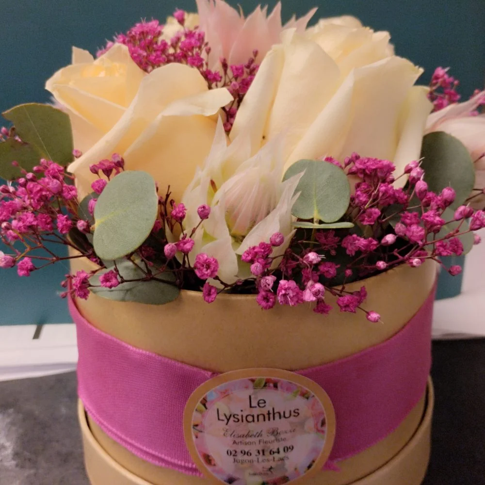 Boite à chapeau piquage floral, par Le Lysianthus, fleuriste à Jugon-les-Lacs