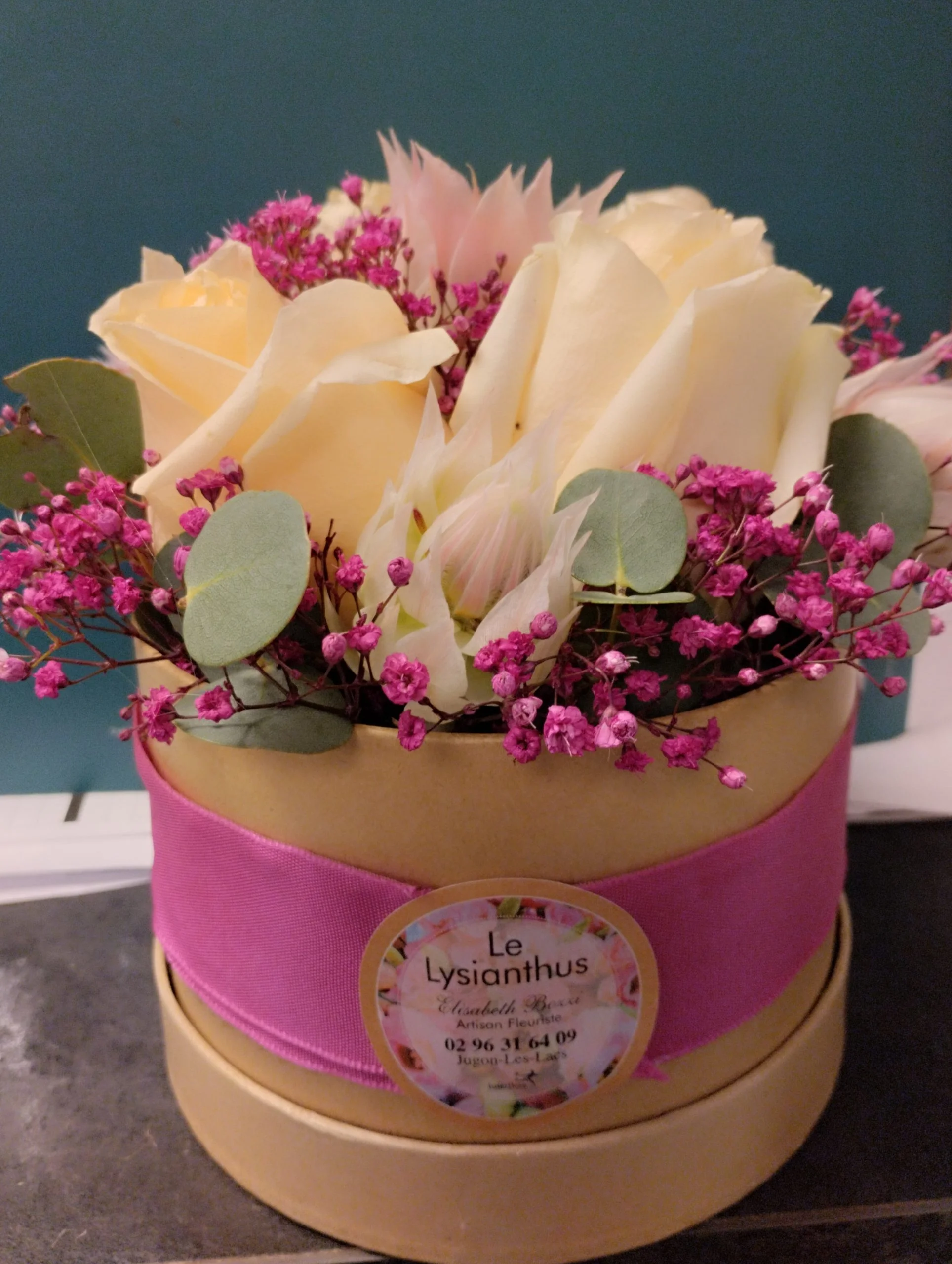 Boite à chapeau piquage floral, par Le Lysianthus, fleuriste à Jugon-les-Lacs