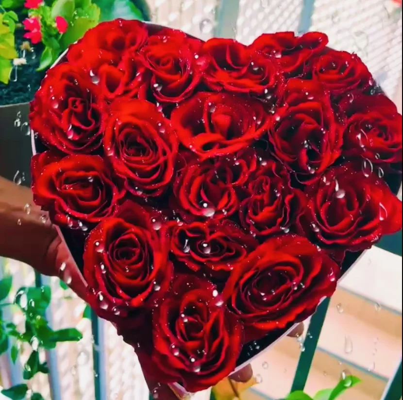 Box en coeur accompagenr de rose rouge, par Sema Fleurs, fleuriste à Saint-Denis